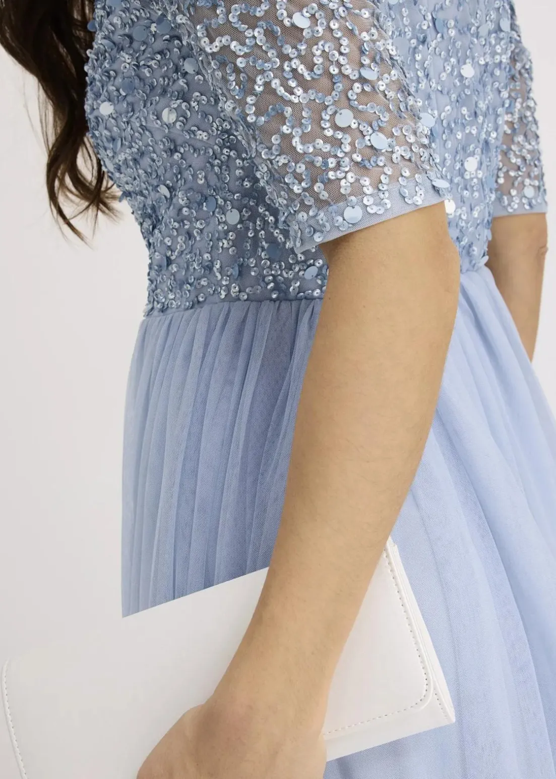 Abendkleid aus zartem Tüll mit Paillettenstickerei