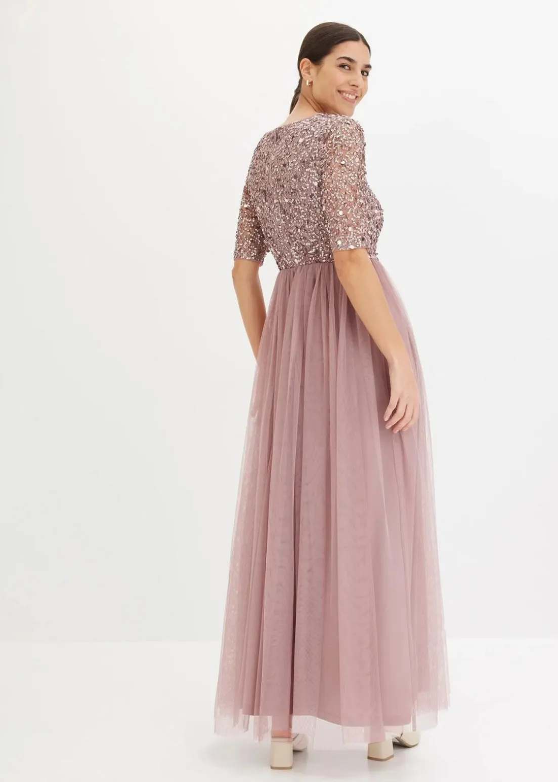 Abendkleid aus zartem Tüll mit Paillettenstickerei