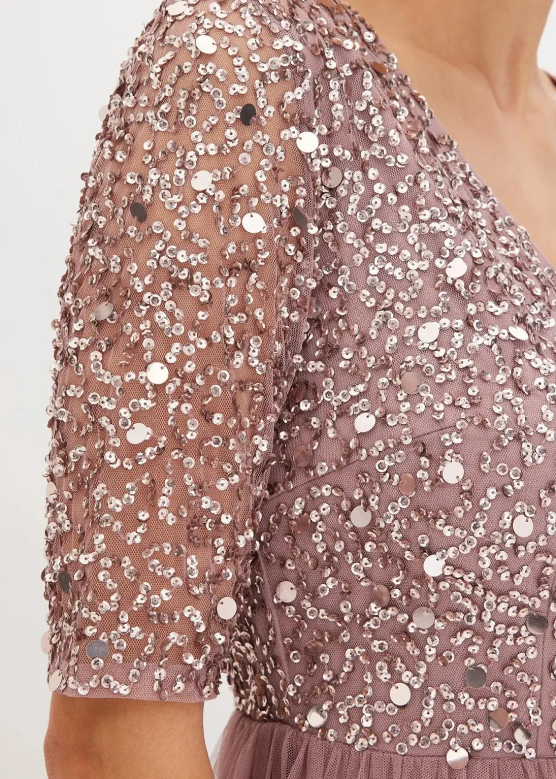 Abendkleid aus zartem Tüll mit Paillettenstickerei