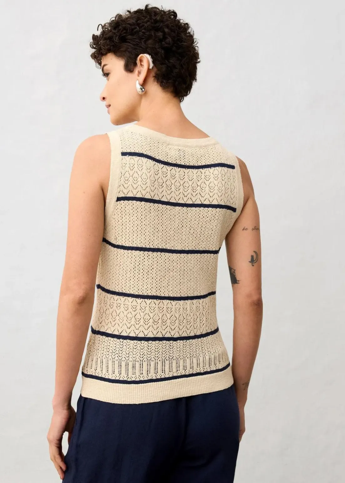 Ajour-Strickweste mit Leinenanteil