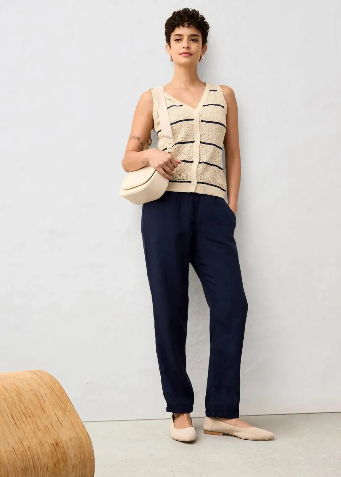 Ajour-Strickweste mit Leinenanteil