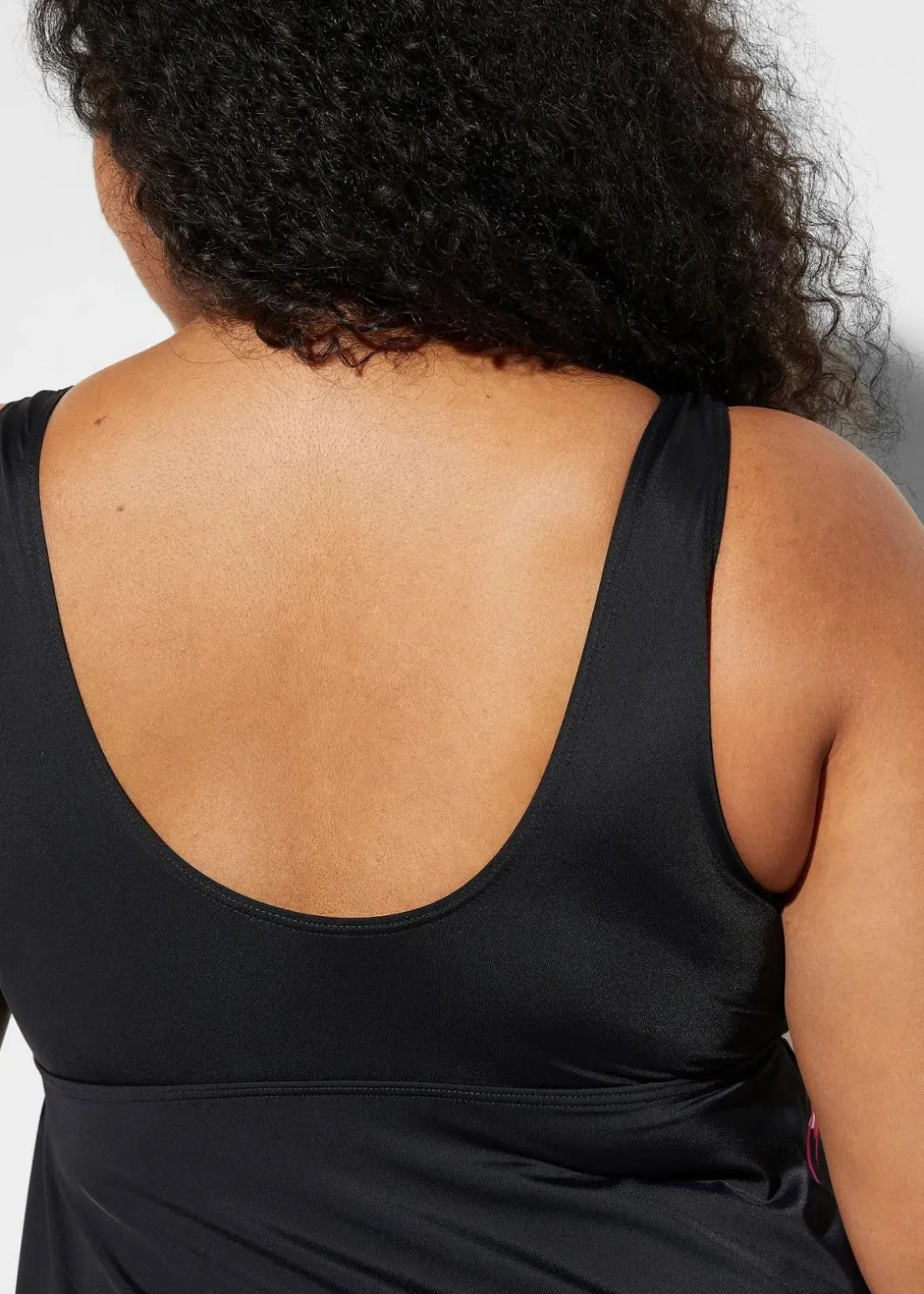 Badekleid mit breiten Trägern