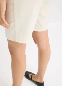 Bermuda mit dekorativen Knöpfen