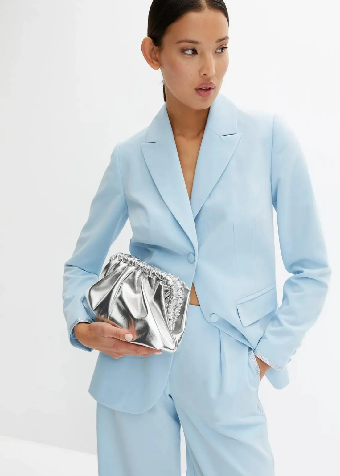 Clutch mit abnehmbarem Taschengurt