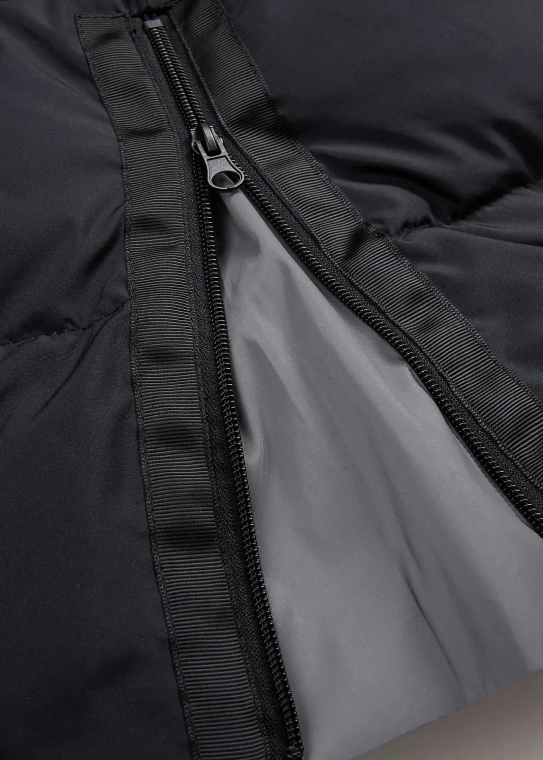 Daunenmantel mit recycelter Daune und isolierender Wärmetechnologie