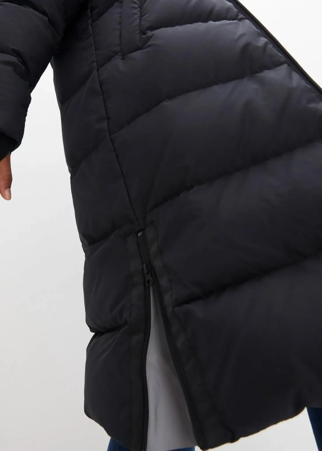 Daunenmantel mit recycelter Daune und isolierender Wärmetechnologie