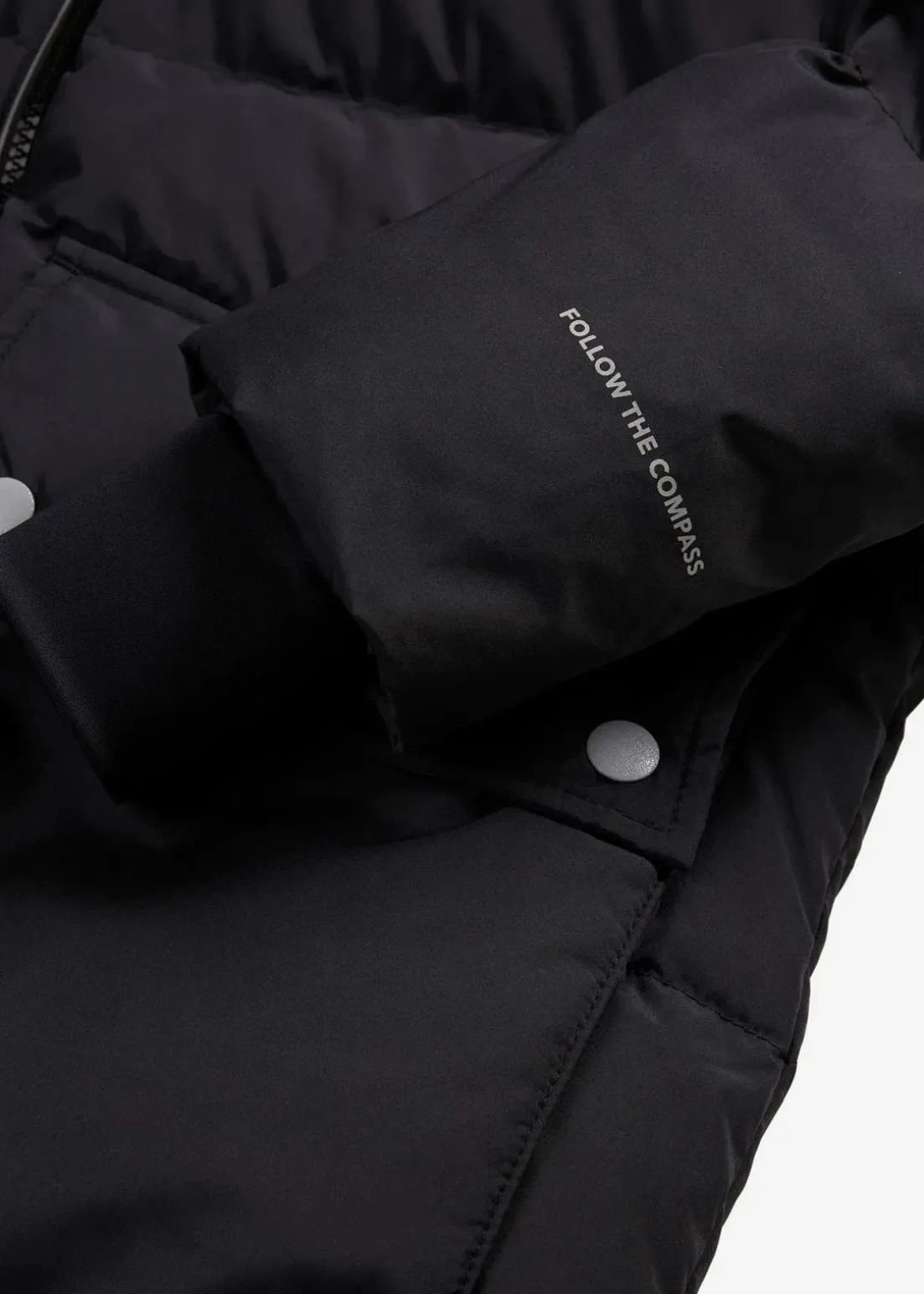 Daunenmantel mit reflektierenden Details