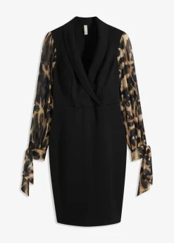 Etuikleid mit tiefem Ausschnitt