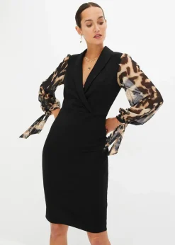 Etuikleid mit tiefem Ausschnitt