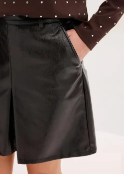 Faltenrock aus Lacklederimitat