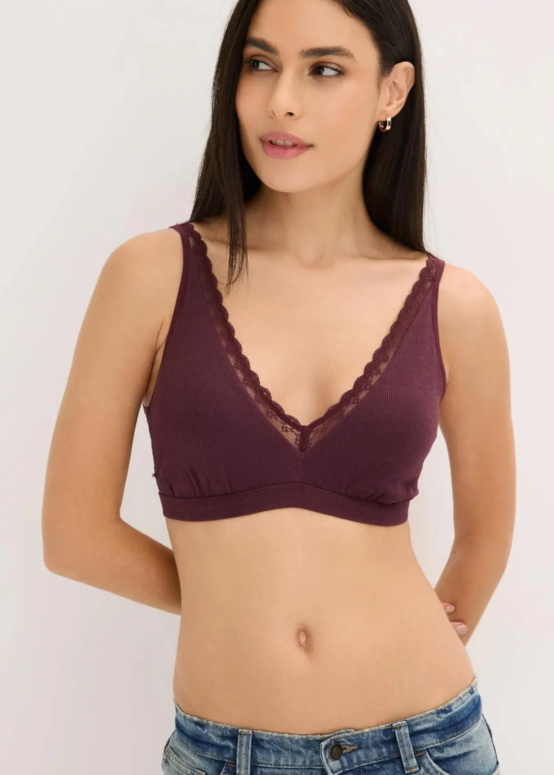 Geripptes Bralette mit Bio-Baumwolle und Spitze
