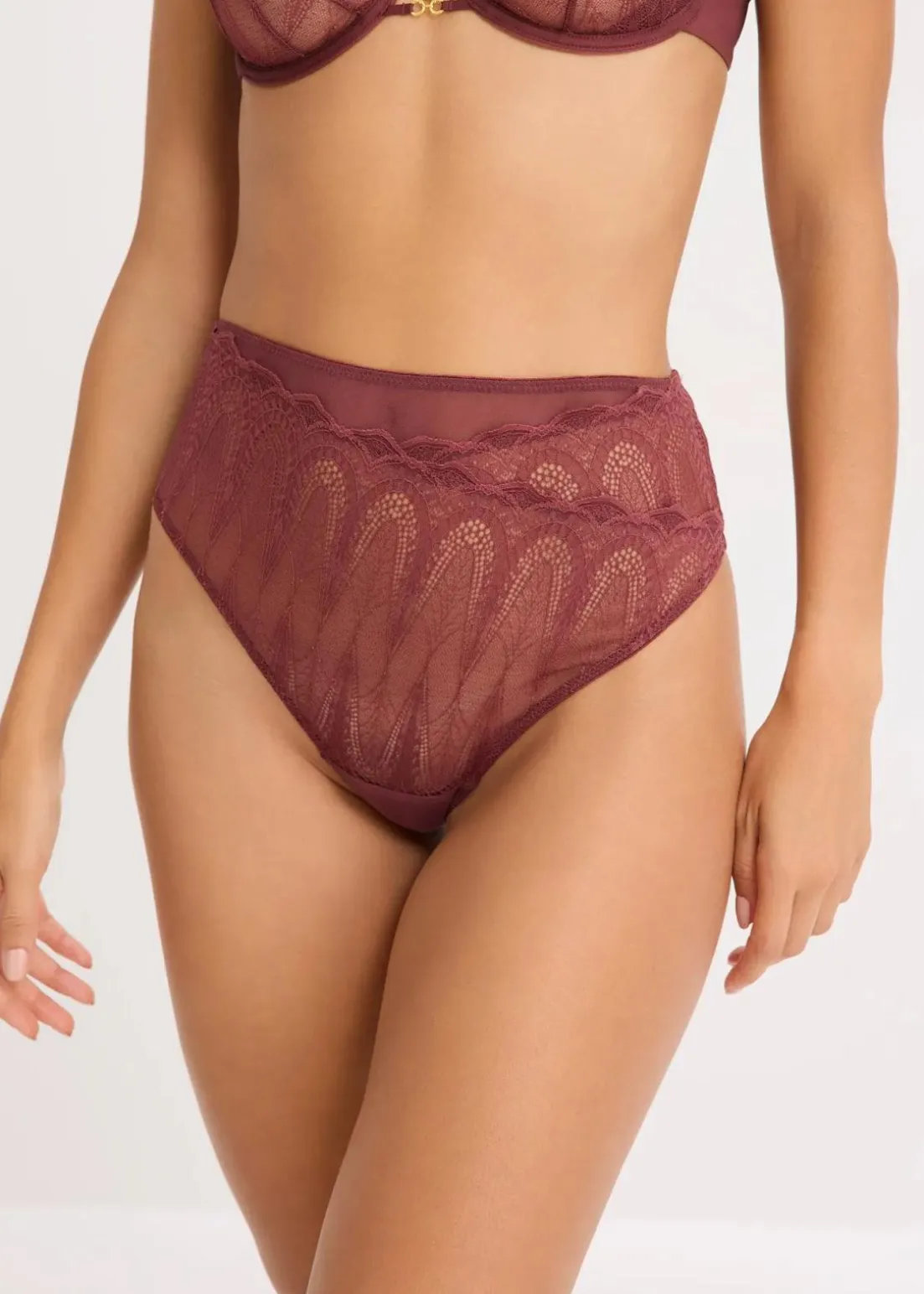 Highwaist String mit feiner Spitze
