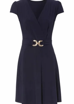 Jerseykleid mit dekorativer Schließe