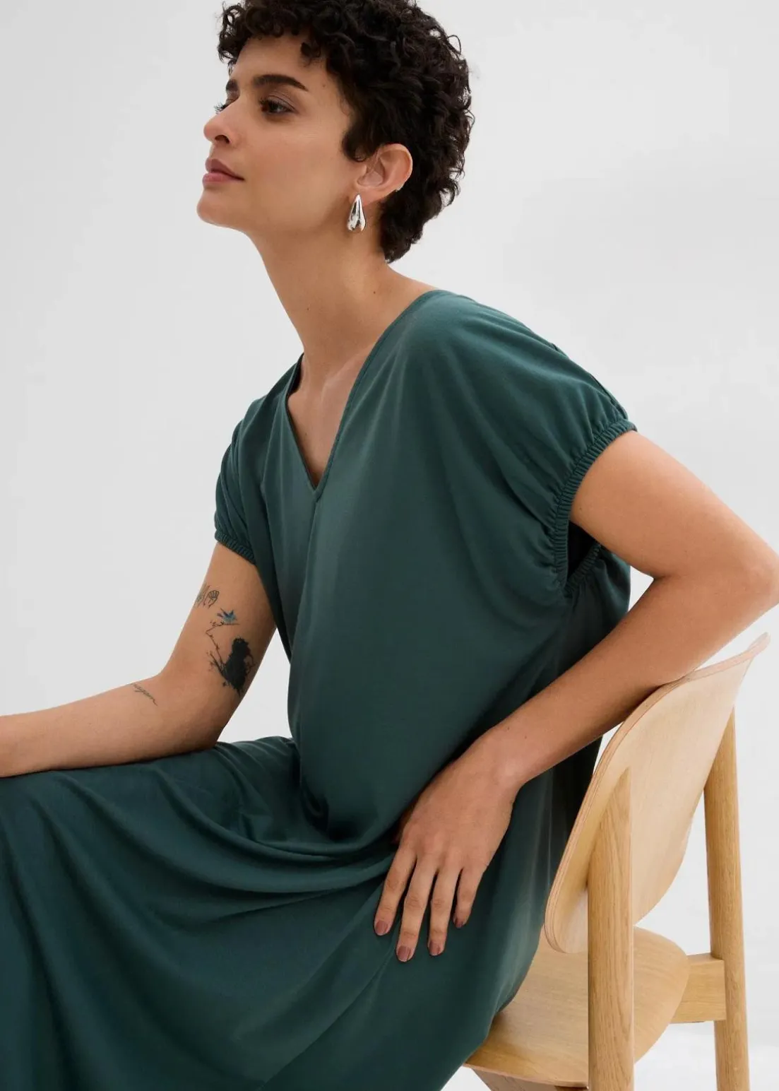 Jerseykleid mit V-Ausschnitt aus Viskose-Mix