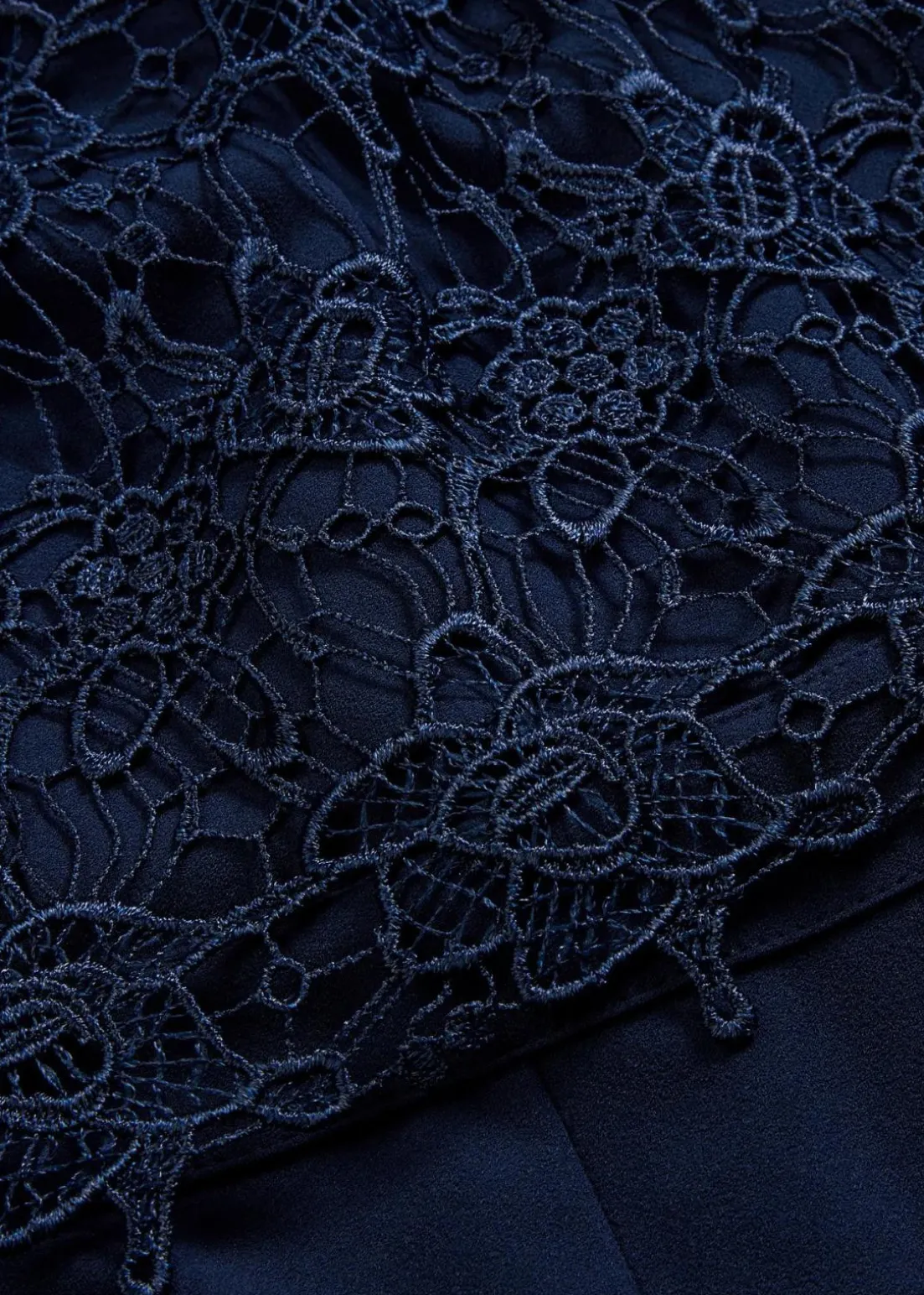 Jumpsuit aus softem Scuba mit Spitze