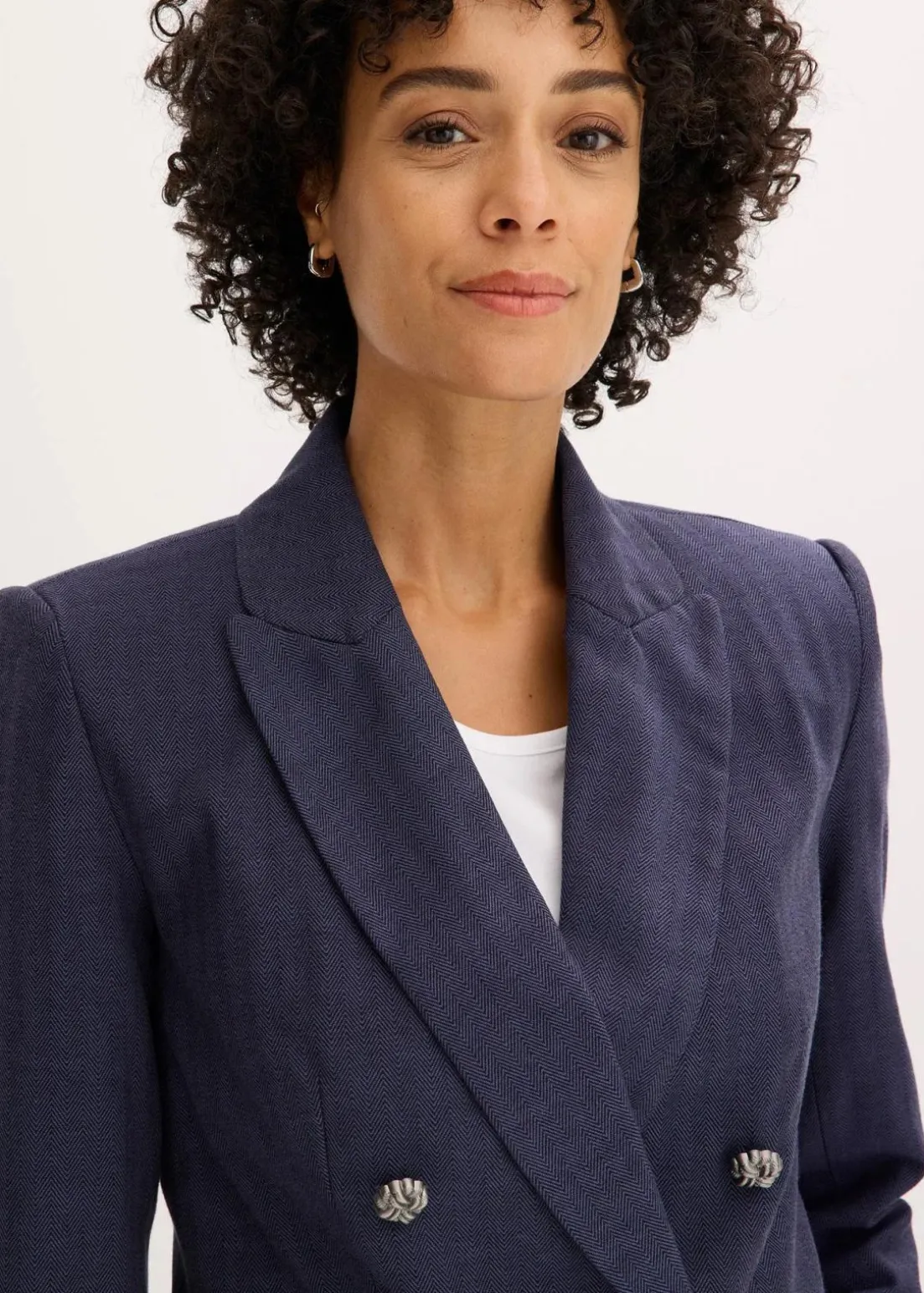 Kurzblazer mit markanten Schultern