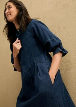 Kurzes Jeanskleid in A-Linie mit 3/4-Puffärmeln