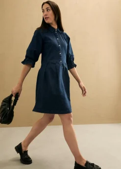 Kurzes Jeanskleid in A-Linie mit 3/4-Puffärmeln