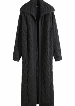 Langer Strickmantel aus Zopfstrick