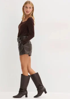 Lederimitat-Shorts mit Gürtel