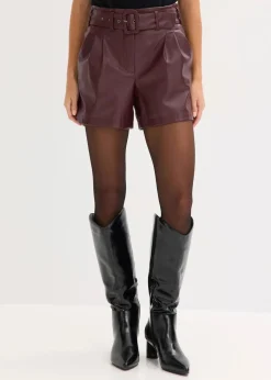 Lederimitat-Shorts mit Gürtel