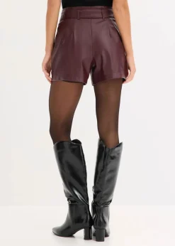 Lederimitat-Shorts mit Gürtel