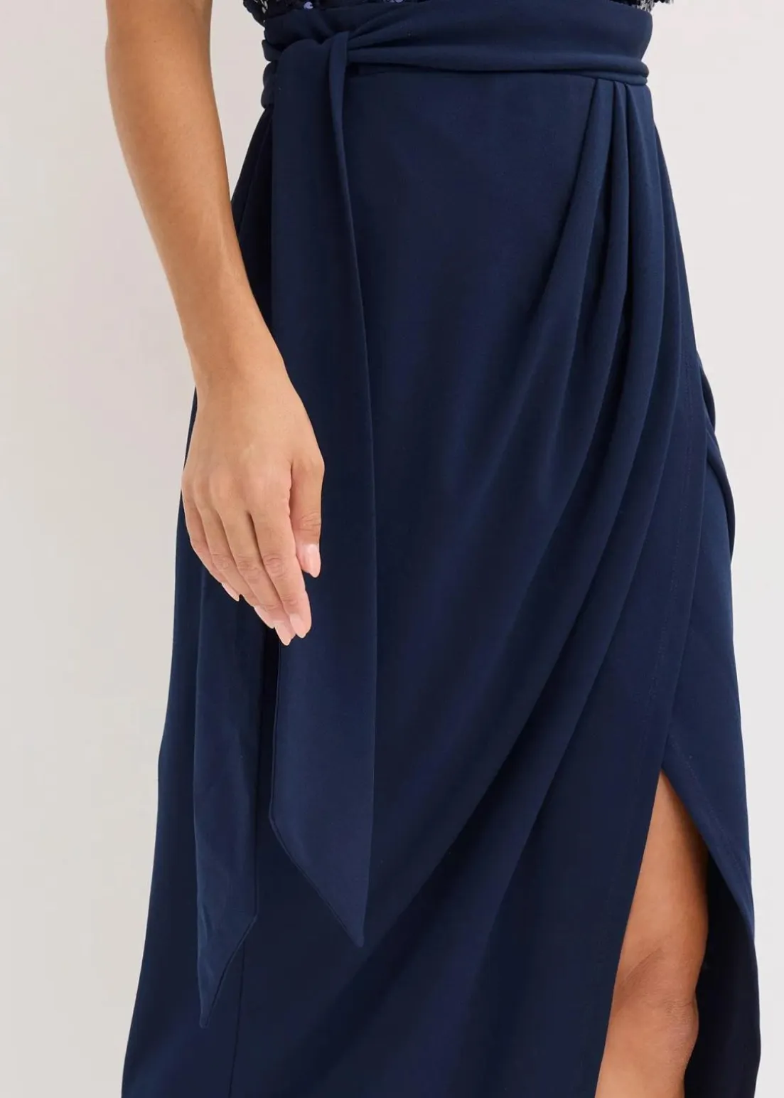 Maxikleid mit Paillettenstickerei