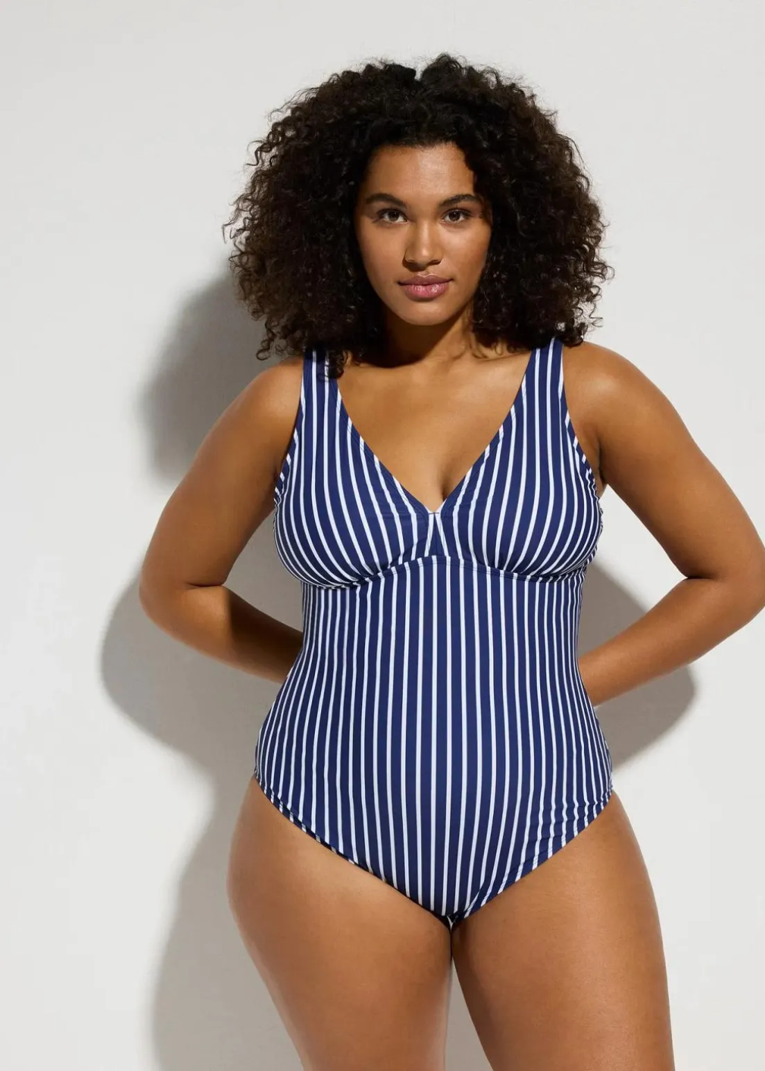 Medium Shape-Badeanzug mit tiefem Ausschnitt