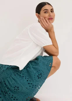 Minirock mit Lochstickerei