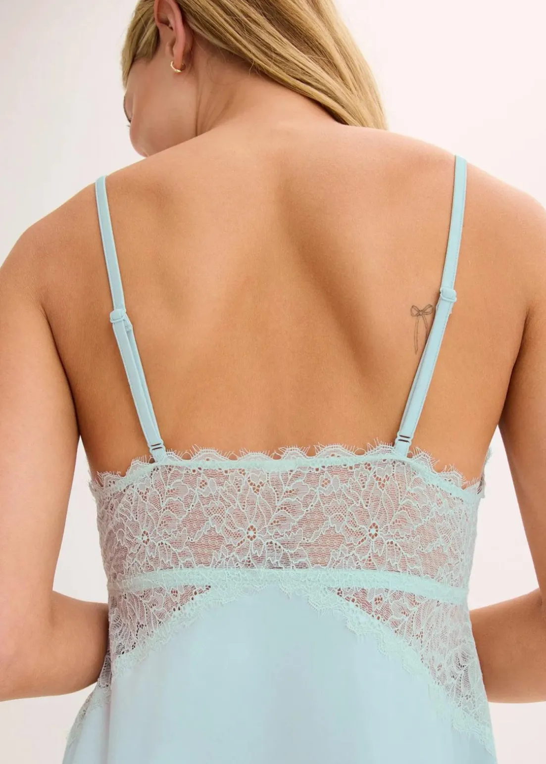 Negligé mit glänzendem Material