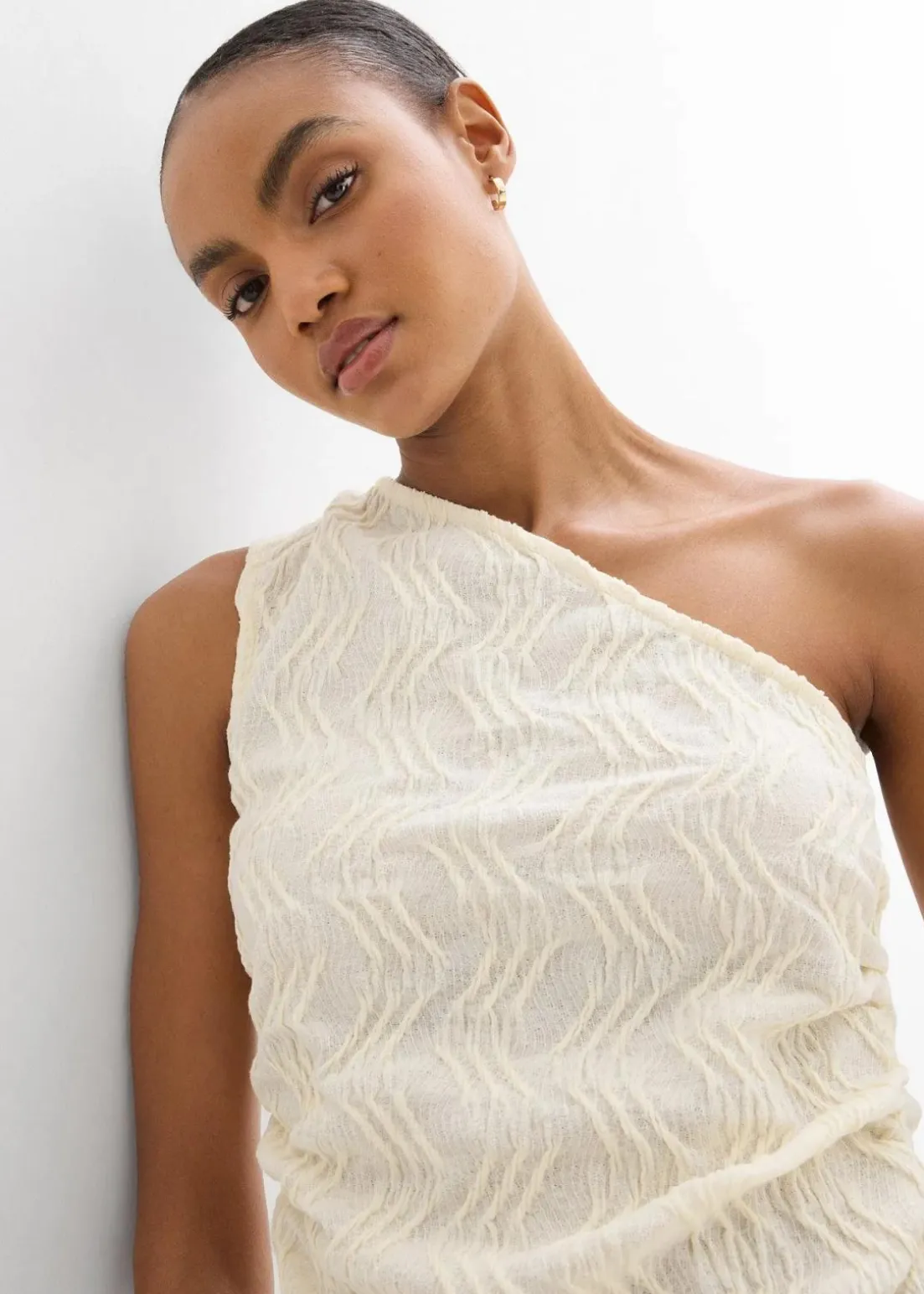 One-Shoulder-Top in Struktur Optik