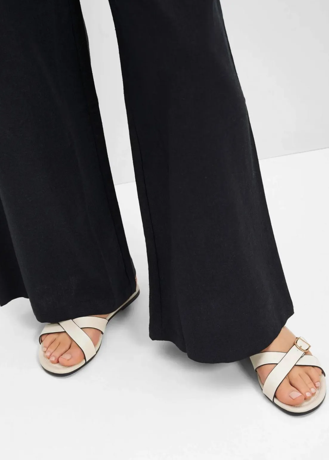 Pantoletten mit dekorativer Schnalle