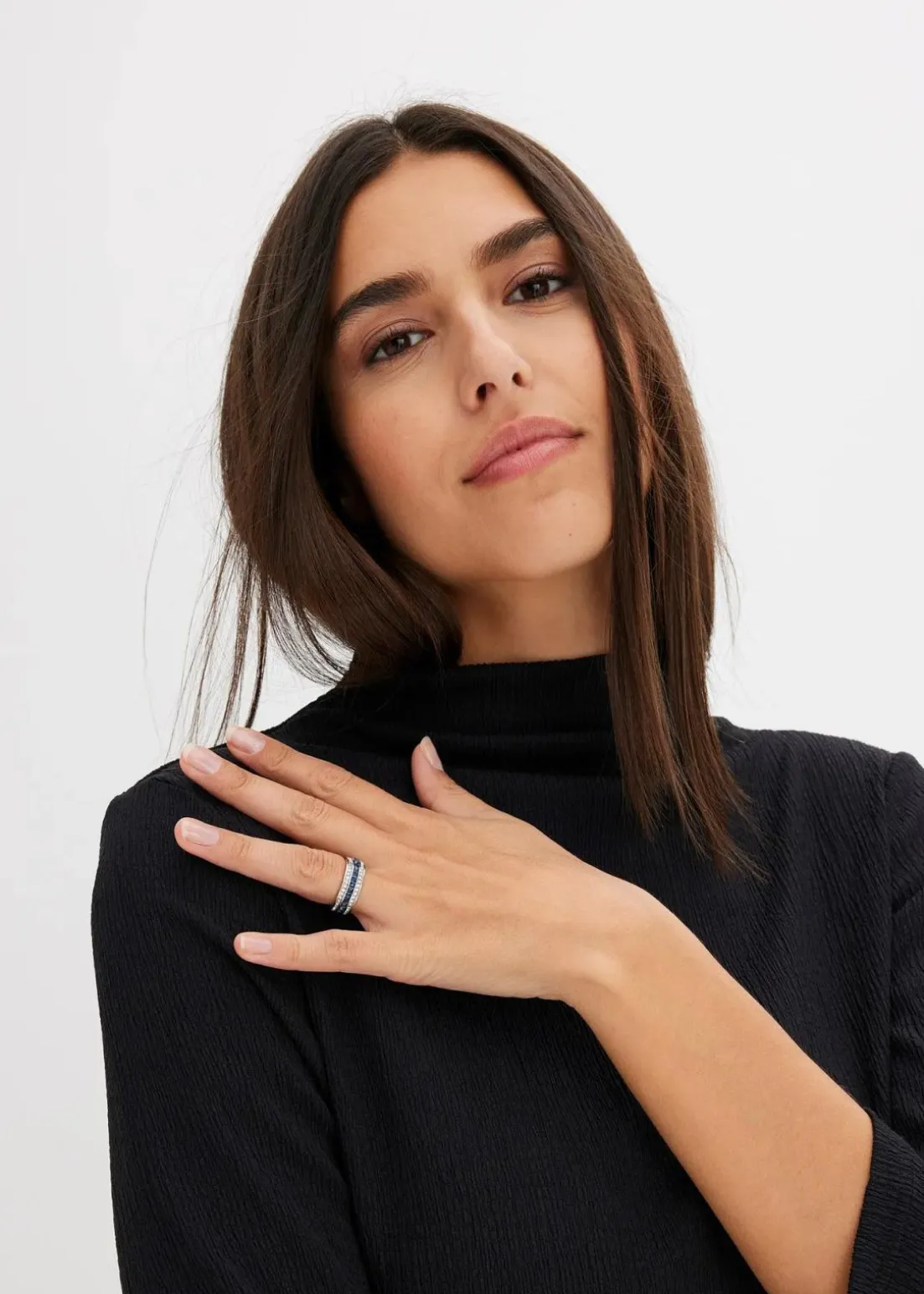 Ring veredelt mit Glaskristallsteinen