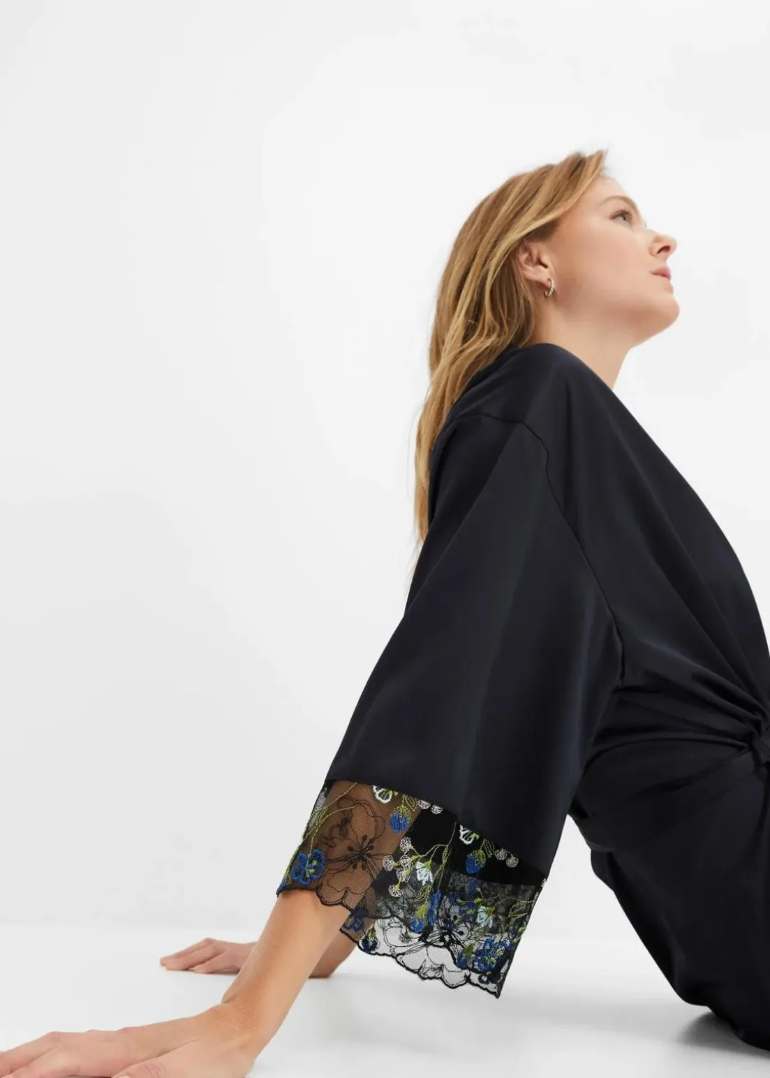 Satin Kimono mit Stickerei