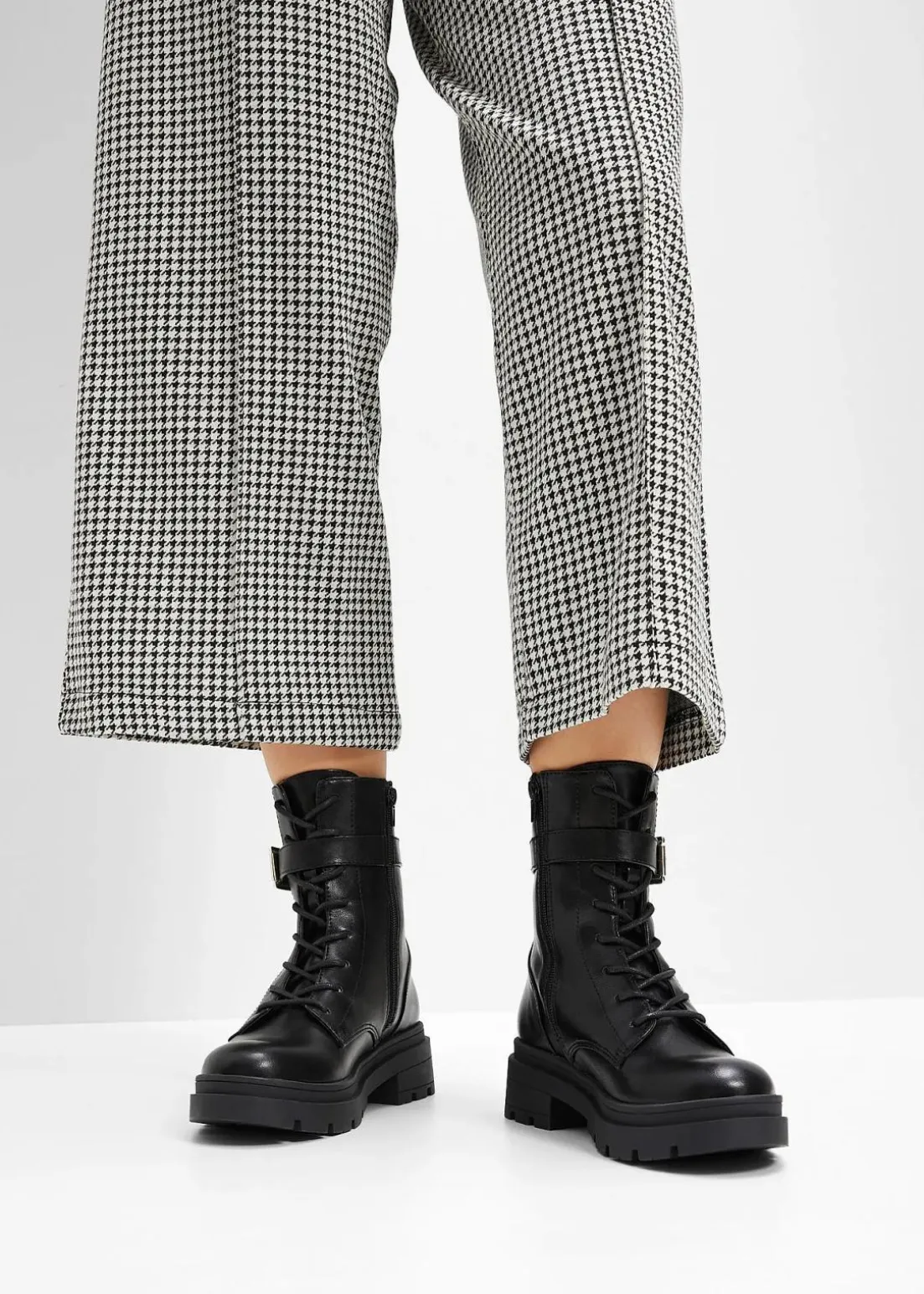 Schnürboots mit Schnalle