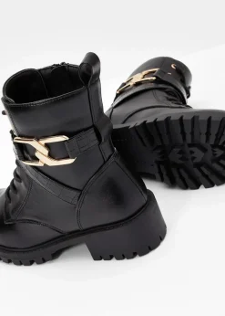 Schnürboots mit Schnalle