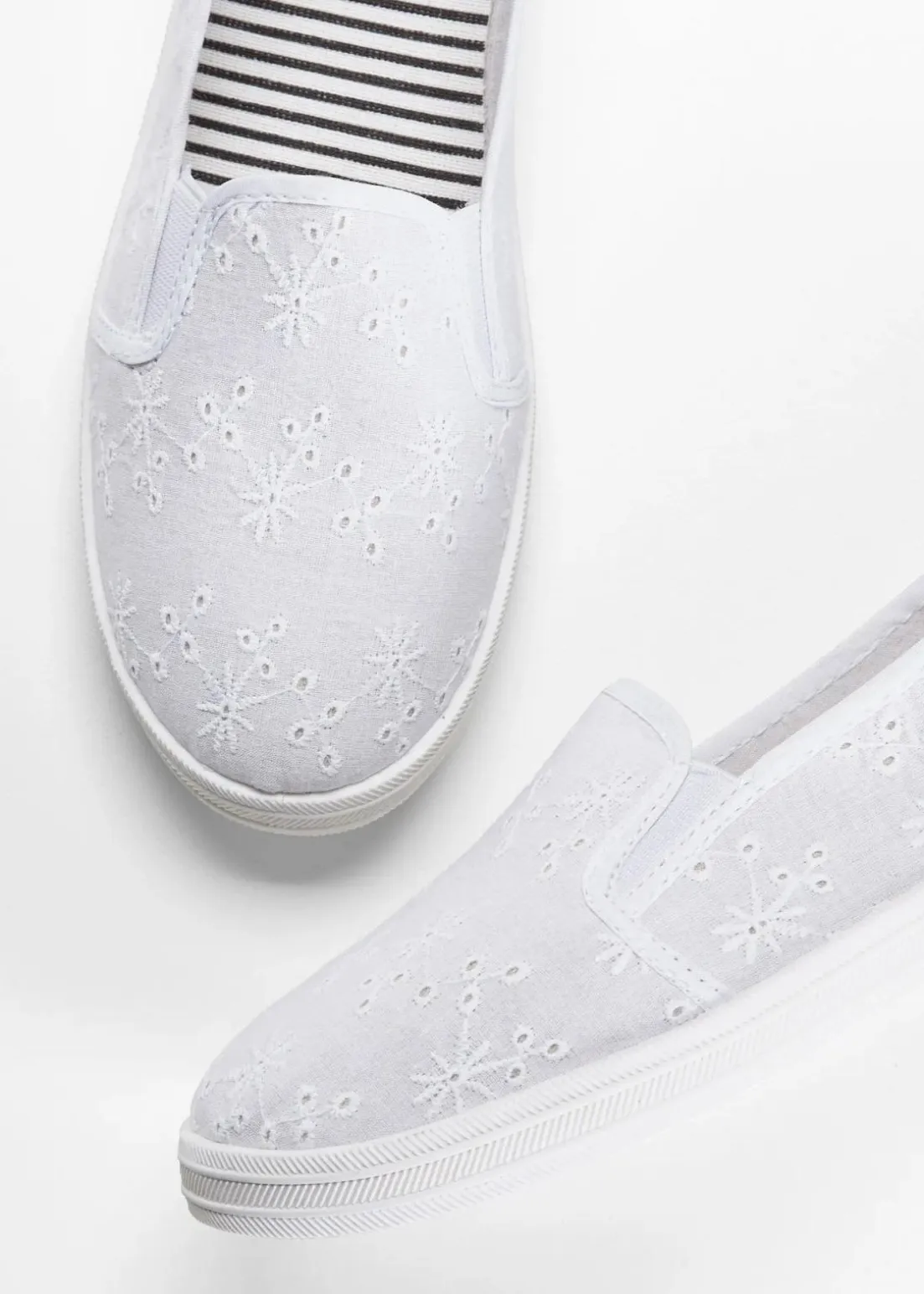 Slipper mit Lockstickerei