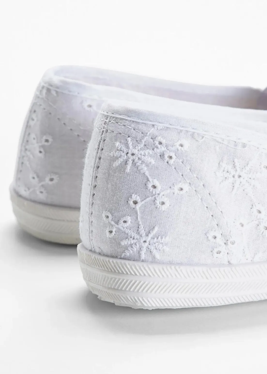 Slipper mit Lockstickerei