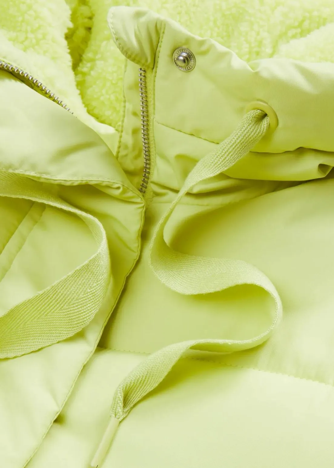 Steppmantel mit Teddyfutter in der Kapuze