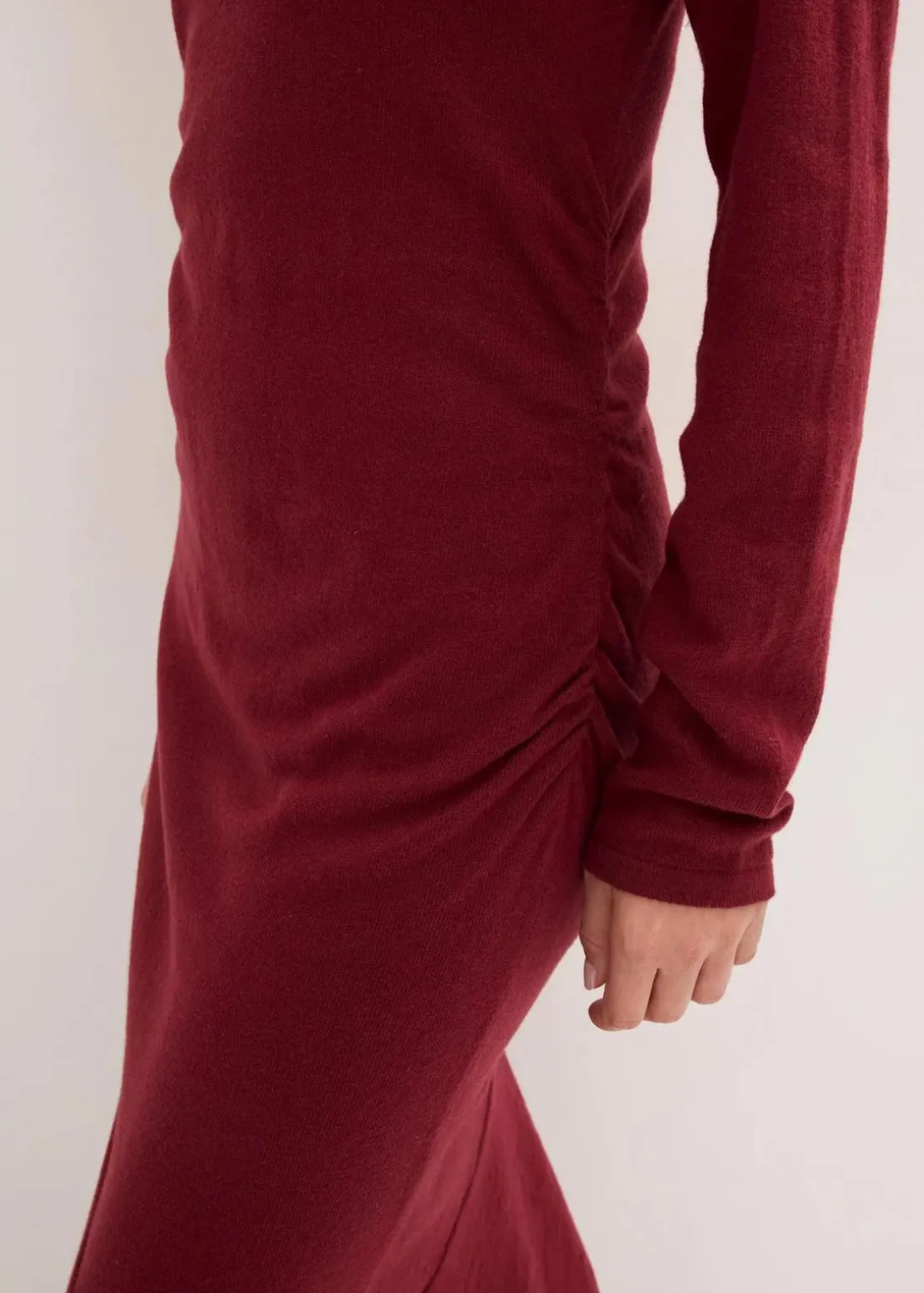 Strickkleid mit asymmetrischem Saum aus Baumwolle und Kaschmir