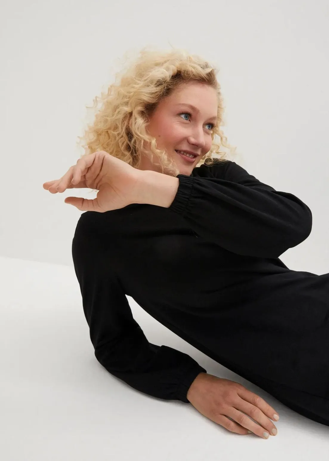 Sweatkleid mit Ballonärmeln und Schlitz