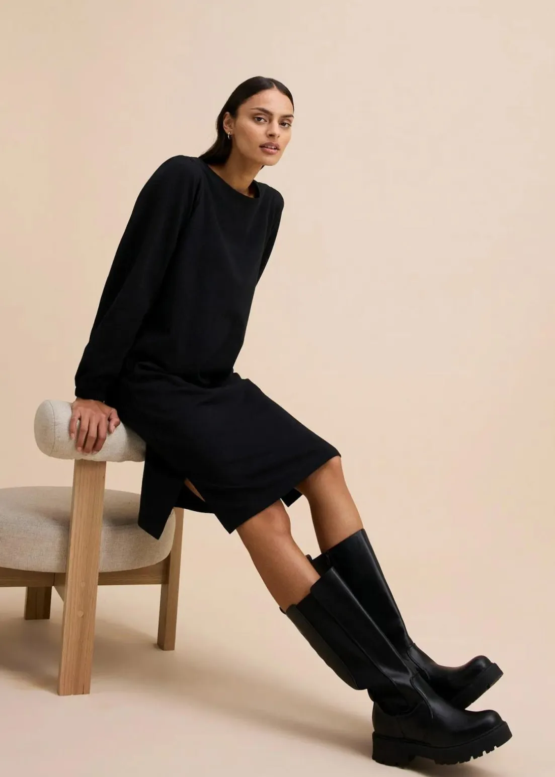 Sweatkleid mit Ballonärmeln und Schlitz