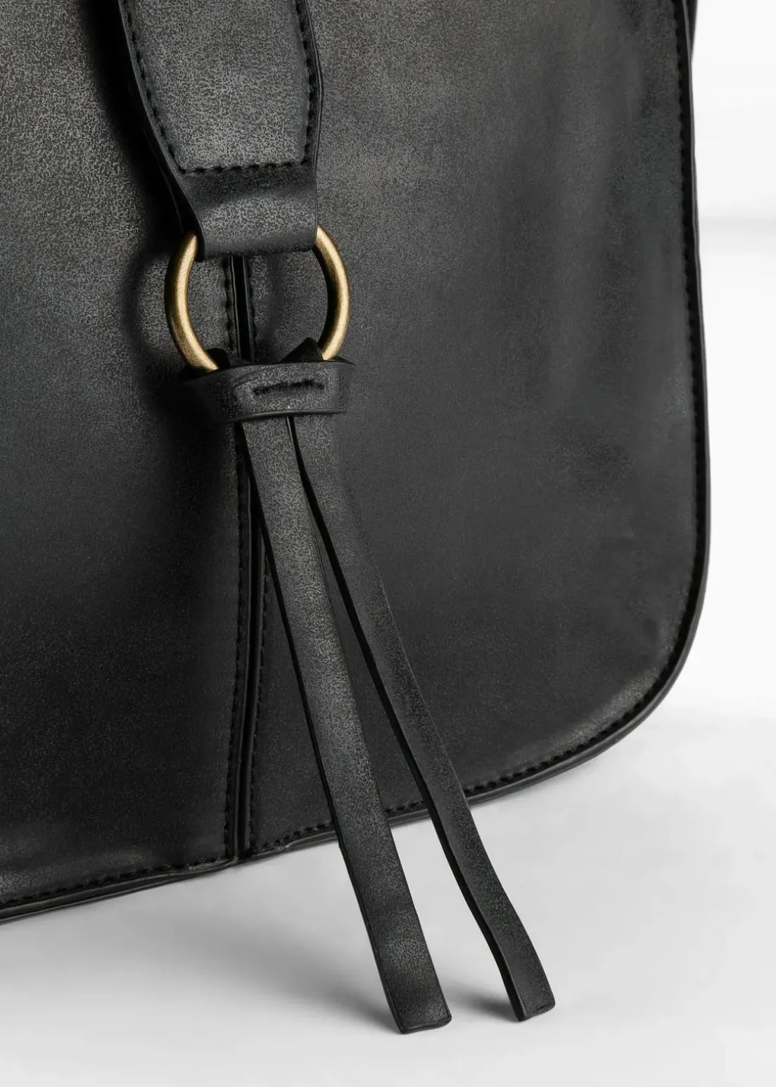 Umhängetasche mit dekorativem Schnallendetail