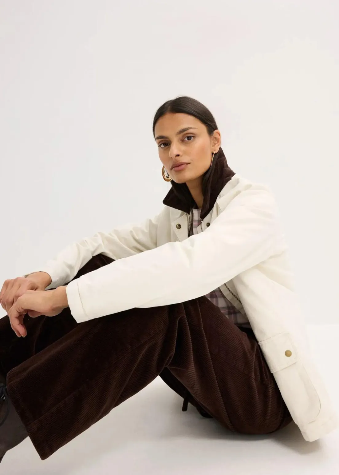 Weite Cordhose mit Bindegürtel