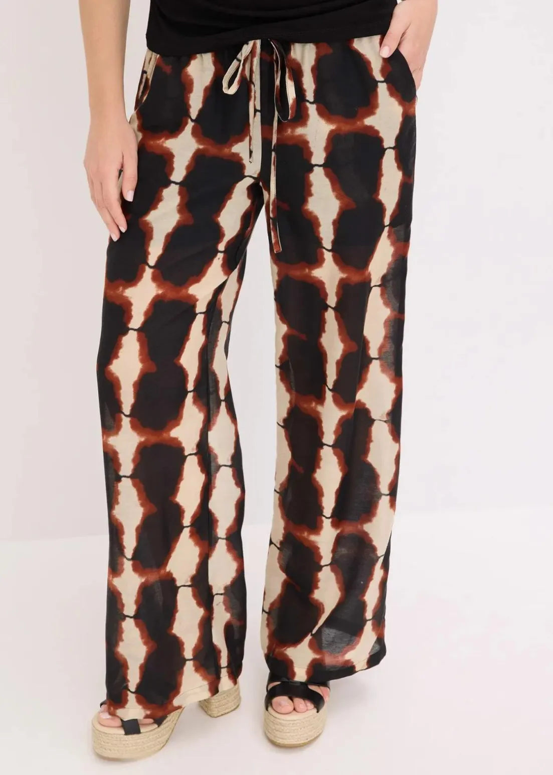 weite Hose mit Batik-Print