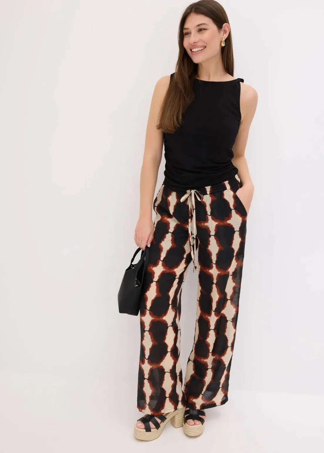 weite Hose mit Batik-Print
