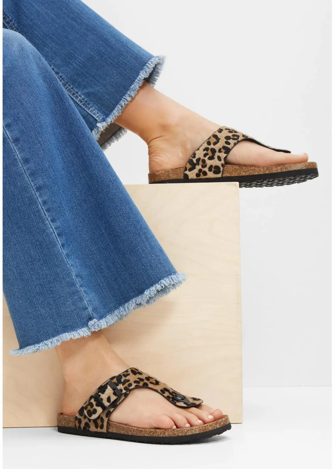 Zehenstegpantoletten mit bequemem Fußbett