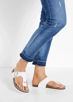 Zehenstegpantoletten mit dekorativer Schnalle